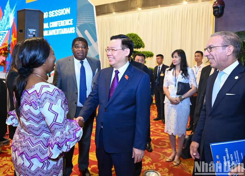 越南国会主席王廷惠和与会代表交谈。 越南国会主席王廷惠和与会代表交谈。