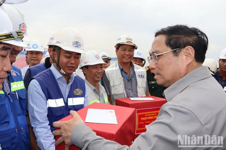 范明正总理鼓励龙城机场建设投资项目的施工工人。