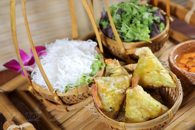 菱角虾炸春卷常配上米线和酸甜鱼露食用。（图片来源：越南画报）