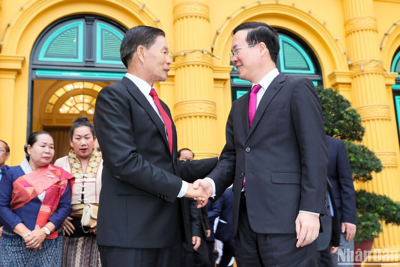 越南国家主席武文赏为老挝建国阵线中央委员会主席辛拉冯·库派吞送行。 越南国家主席武文赏为老挝建国阵线中央委员会主席辛拉冯·库派吞送行。