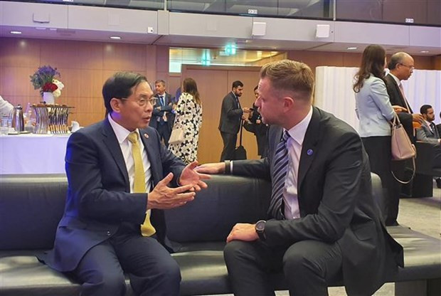 裴青山部长与立陶宛外交部长蓝斯柏吉斯进行了短暂的交流。 裴青山部长与立陶宛外交部长蓝斯柏吉斯进行了短暂的交流。