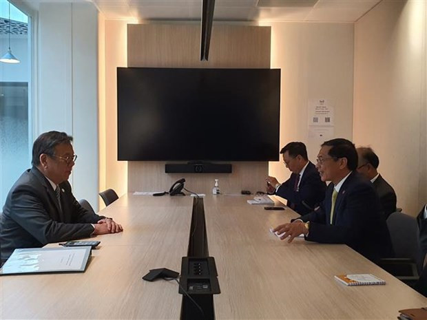 裴青山部长会见中国香港商务及经济发展局局长丘应桦。 裴青山部长会见中国香港商务及经济发展局局长丘应桦。