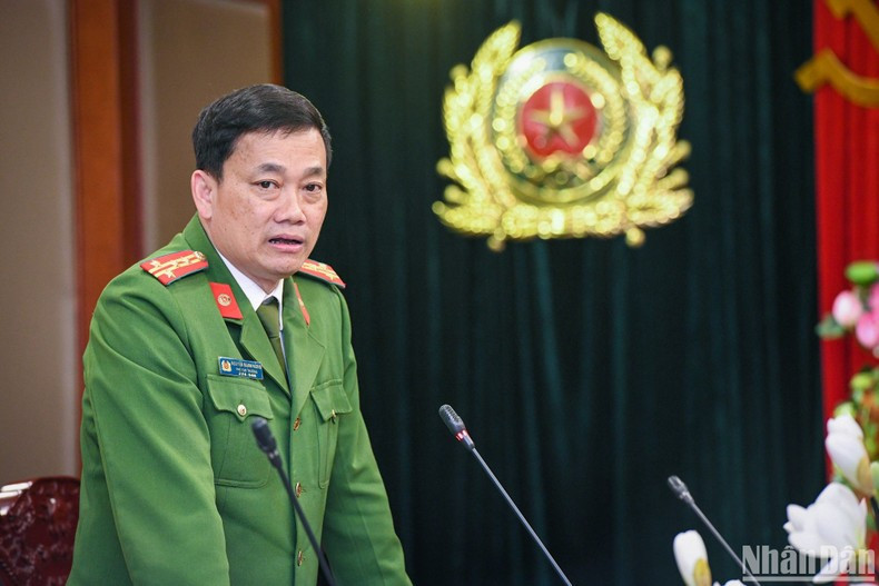 反腐败和经济犯罪调查警察局党委常委会、副局长阮孟雄大校发表讲话。 反腐败和经济犯罪调查警察局党委常委会、副局长阮孟雄大校发表讲话。