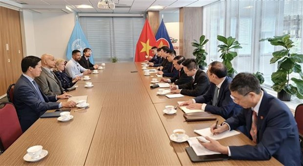 赖春门同美国共产党共同主席乔·西姆斯(Joe Sims)举行工作会议。 赖春门同美国共产党共同主席乔·西姆斯(Joe Sims)举行工作会议。