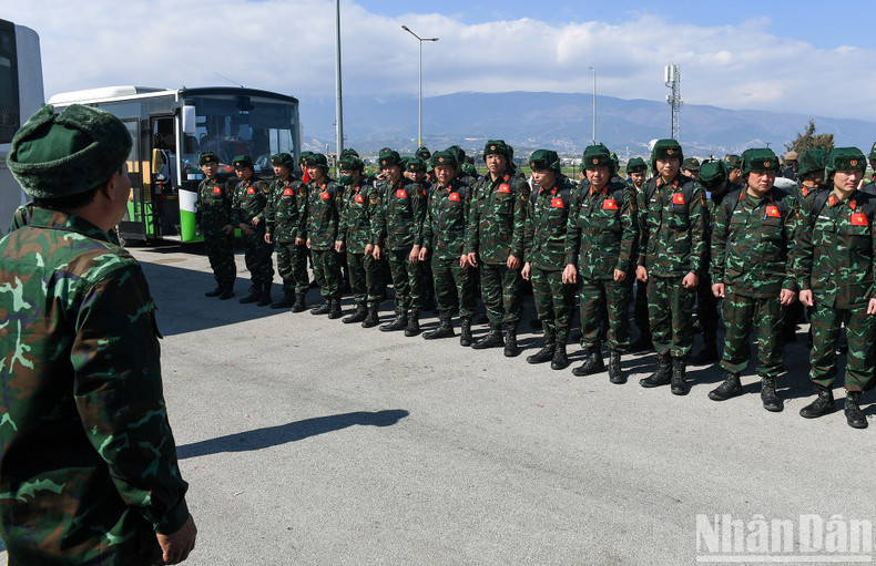 全队集合准备回国。 全队集合准备回国。