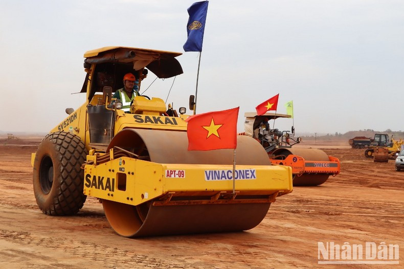龙城机场建设投资项目施工现场的施工人员。