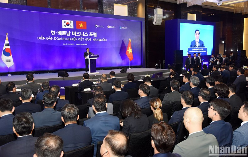 范明正总理重申,越南政府本着“利益共享、风险共担”的精神一向与企业并肩同行。 范明正总理重申,越南政府本着“利益共享、风险共担”的精神一向与企业并肩同行。