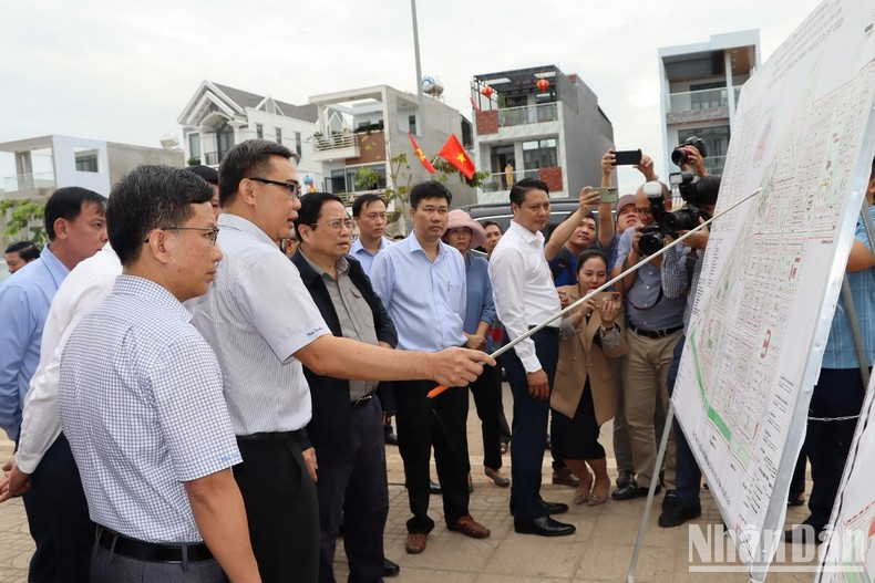 同奈省领导向范明正总理一行汇报了禄安-平山安置区投资建设情况。