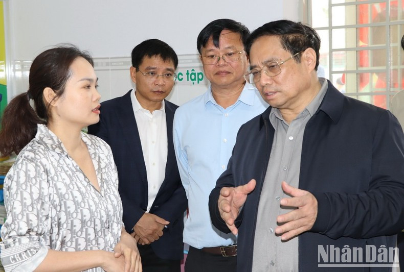 范明正总理走访禄安-平山安置区中的幼儿园。