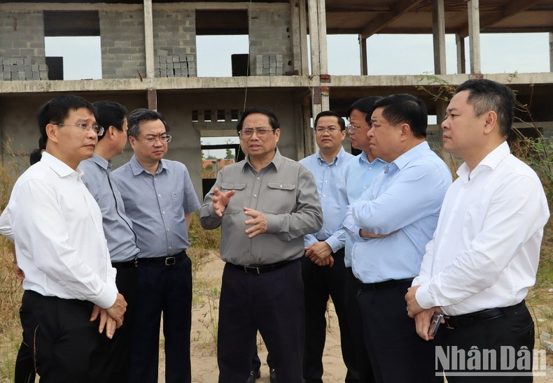 范明正总理视察禄安-平山安置区中正在建设的学校工程。