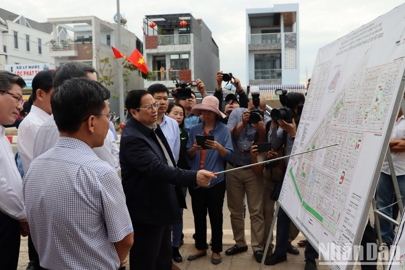 范明正总理检查禄安-平山安置区。