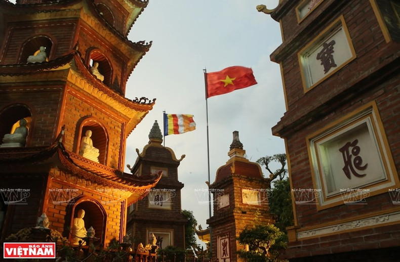 镇国寺的佛塔园里建有许多建于18世纪的古塔。 镇国寺的佛塔园里建有许多建于18世纪的古塔。