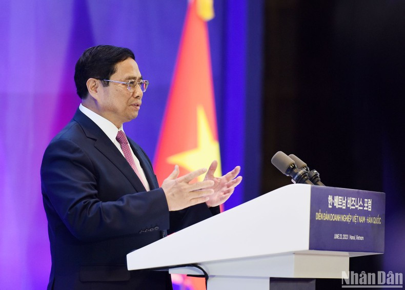 越南总理范明正在论坛上发表讲话时高度评价并感谢韩国企业介绍在越南的经营情况并承诺投入越南新领域。 越南总理范明正在论坛上发表讲话时高度评价并感谢韩国企业介绍在越南的经营情况并承诺投入越南新领域。