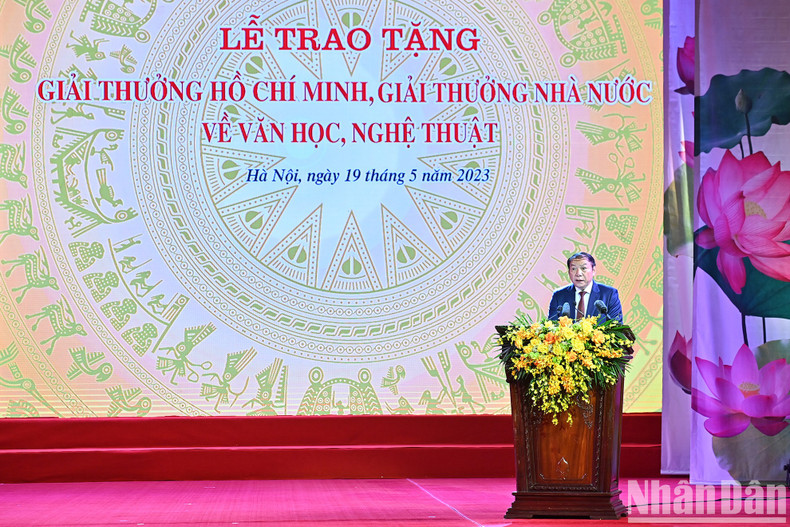 2022年文学艺术领域胡志明奖和国家奖颁奖典礼在河内举行【组图】 ảnh 4 2022年文学艺术领域胡志明奖和国家奖颁奖典礼在河内举行【组图】 ảnh 4