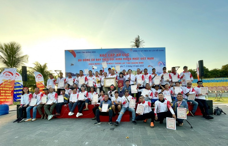 参加活动的飞行员合影。