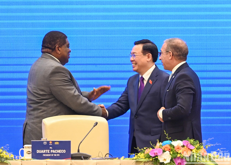 越南国会主席王廷惠、各国议会联盟主席杜阿尔特·帕谢科和各国议会联盟秘书长马丁•琼贡。 越南国会主席王廷惠、各国议会联盟主席杜阿尔特·帕谢科和各国议会联盟秘书长马丁•琼贡。