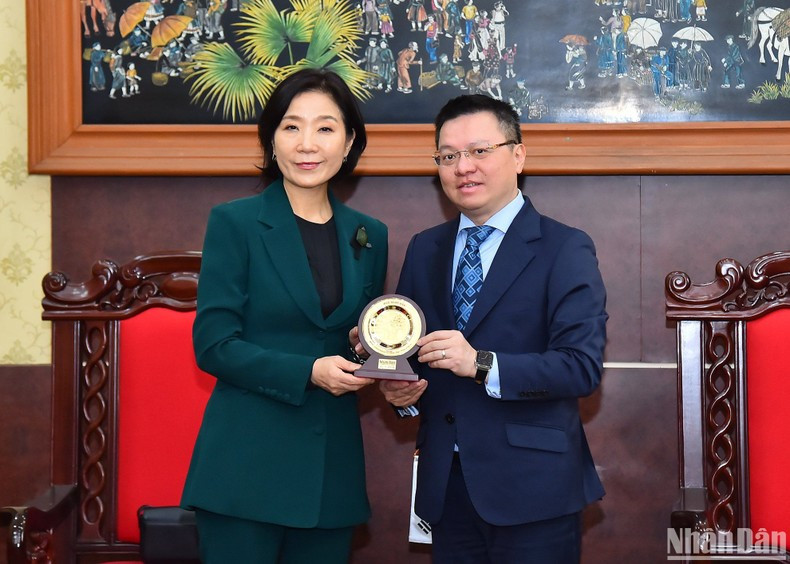 黎国明同志向吴英珠大使赠送纪念品。 黎国明同志向吴英珠大使赠送纪念品。