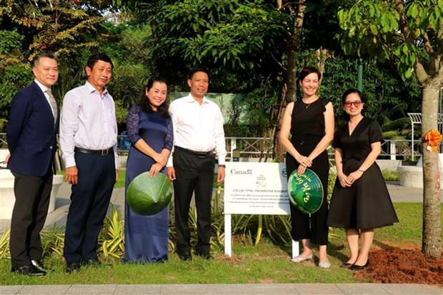 加拿大驻胡志明市总领事安妮·杜贝与胡志明市领导共同参加了在后江公园举行庆祝越加建交50周年的植树活动。 加拿大驻胡志明市总领事安妮·杜贝与胡志明市领导共同参加了在后江公园举行庆祝越加建交50周年的植树活动。