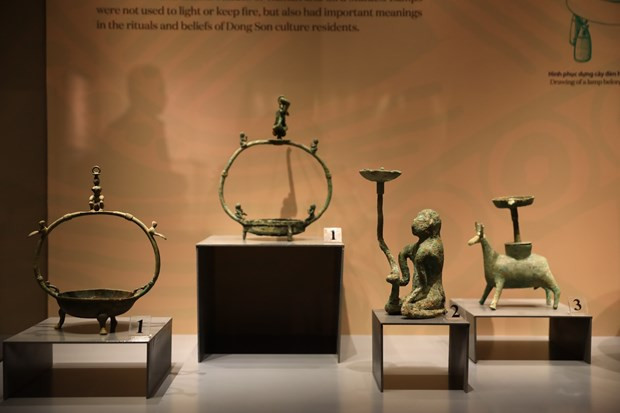 题为“东山回响” 的专题展展出的遗物。