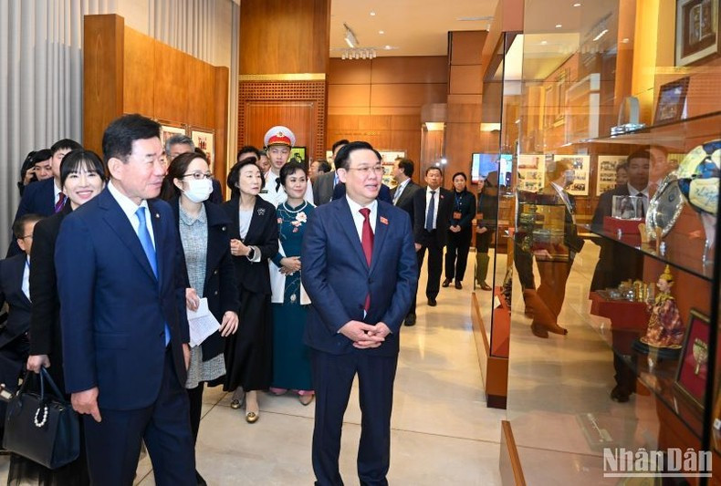 越南国会主席王廷惠举行仪式欢迎韩国国会议长金振杓并同其会谈【组图】 ảnh 5 越南国会主席王廷惠举行仪式欢迎韩国国会议长金振杓并同其会谈【组图】 ảnh 5