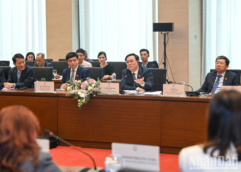 越南国会主席王廷惠回答各位代表的意见。 越南国会主席王廷惠回答各位代表的意见。