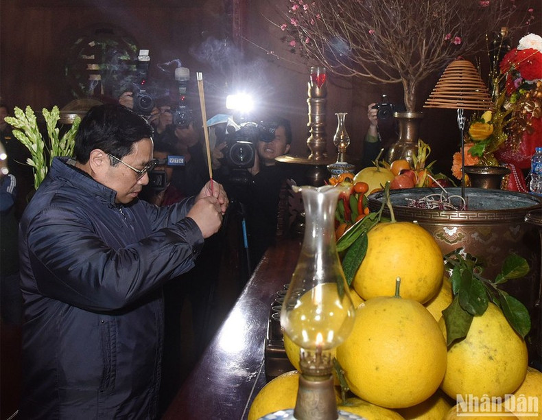 范明正总理敬香缅怀胡志明主席。