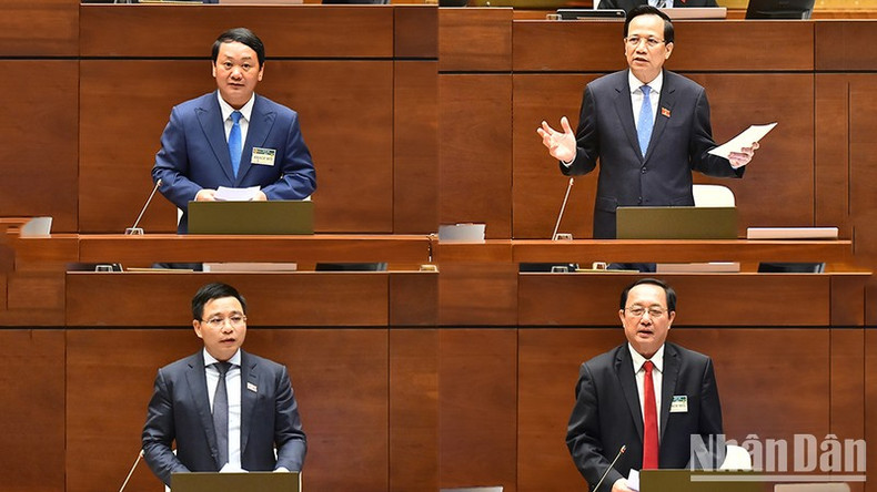 越南劳动、荣军与社会部部长陶玉容,越南政府民族委员会主任侯阿令,越南科学与技术部部长黄成达和越南交通运输部部长阮文胜是回答询问活动的4位领导人。 越南劳动、荣军与社会部部长陶玉容,越南政府民族委员会主任侯阿令,越南科学与技术部部长黄成达和越南交通运输部部长阮文胜是回答询问活动的4位领导人。