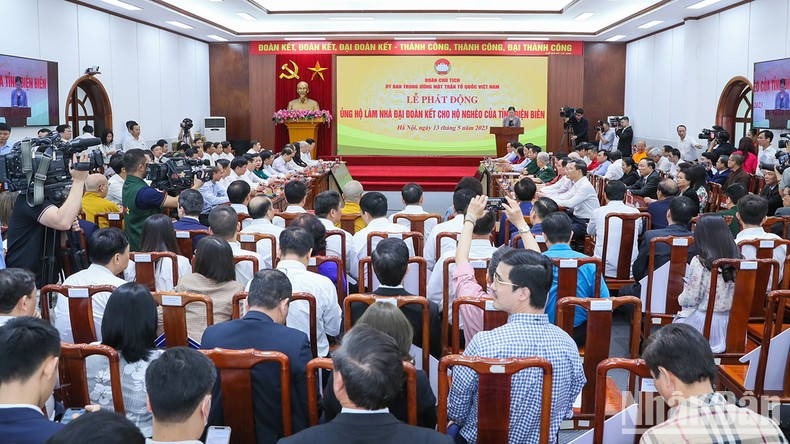 奠边省贫困户大团结屋募捐活动启动仪式。