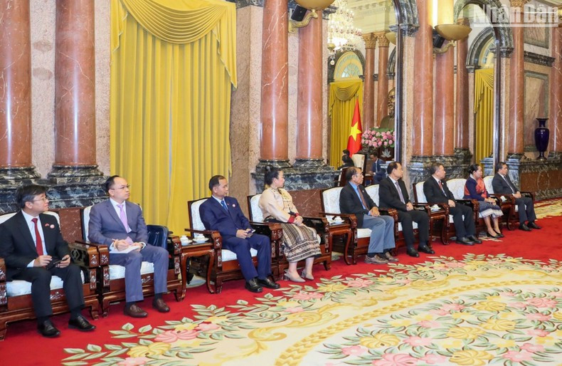 老挝建国阵线中央委员会代表团代表。 老挝建国阵线中央委员会代表团代表。