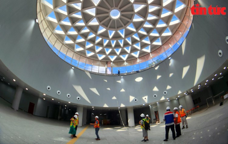 地铁站一楼区通过天窗采光引入自然光。(图片来源: 《信息报》) 地铁站一楼区通过天窗采光引入自然光。(图片来源: 《信息报》)