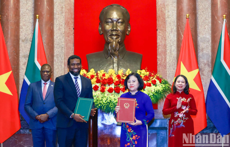 越南和南非政府高等教育合作备忘录的签字仪式。 越南和南非政府高等教育合作备忘录的签字仪式。