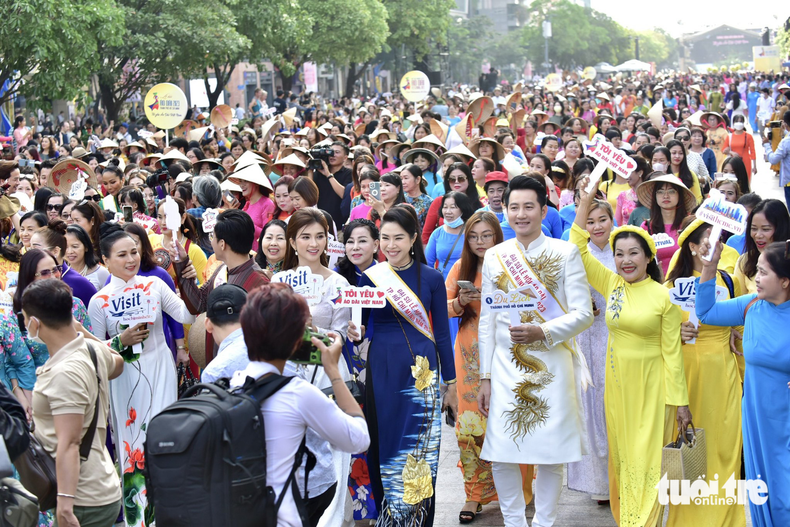 此次活动汇聚了包括市领导、各部门领导导、胡志明市越南妇女联合会会员、文艺工作者、学生和市民等3000人参加。 此次活动汇聚了包括市领导、各部门领导导、胡志明市越南妇女联合会会员、文艺工作者、学生和市民等3000人参加。
