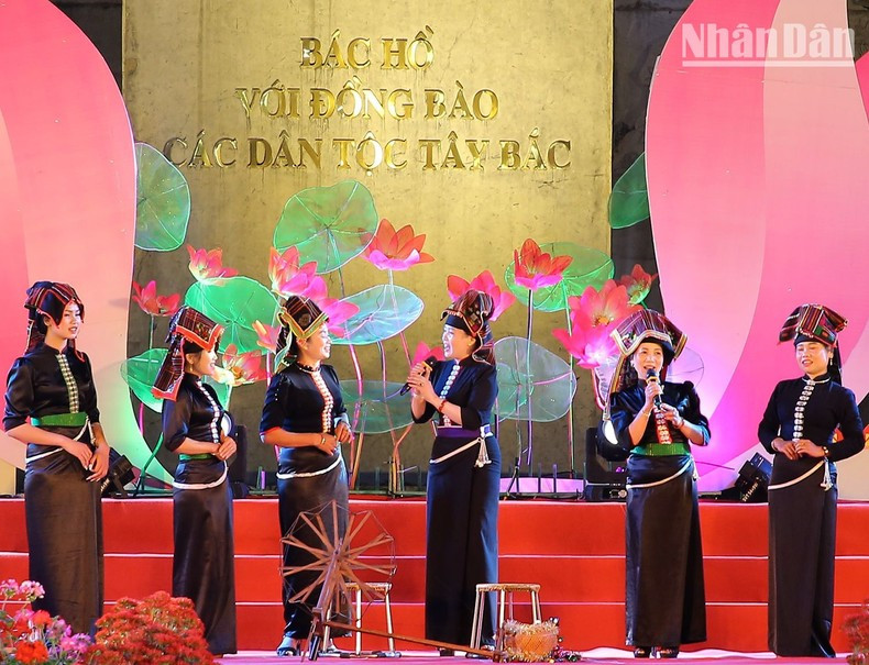 [Ảnh] Sôi động Lễ hội hoa ban thành phố Sơn La ảnh 4