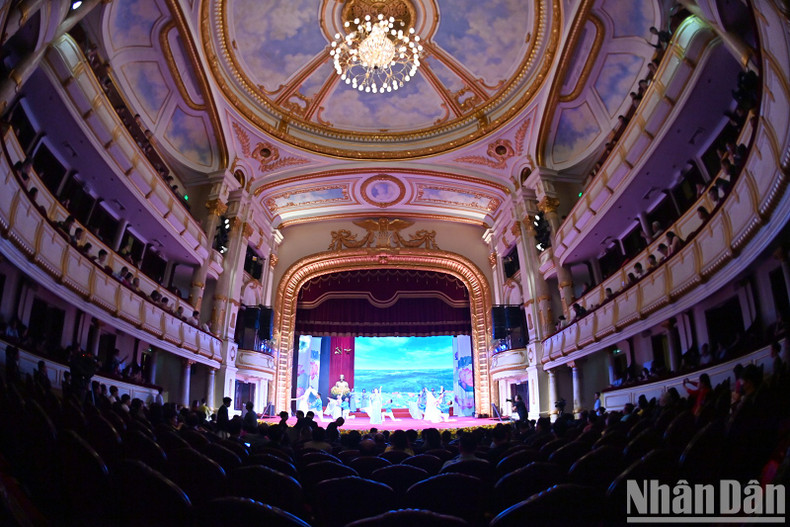 2022年文学艺术领域胡志明奖和国家奖颁奖典礼在河内举行【组图】 ảnh 10 2022年文学艺术领域胡志明奖和国家奖颁奖典礼在河内举行【组图】 ảnh 10