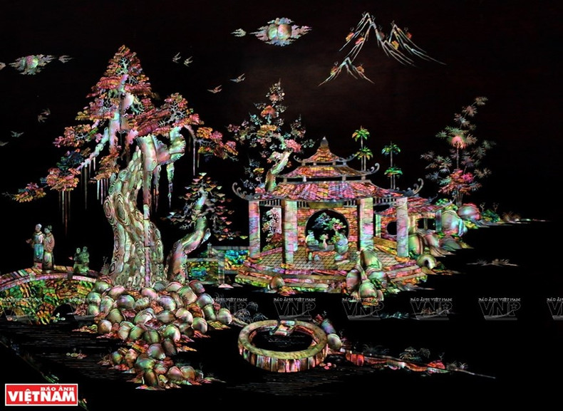 制作一副螺钿画并不是工匠们简单地按照模板雕琢、镶嵌,它更像一个艺术创作过程。 制作一副螺钿画并不是工匠们简单地按照模板雕琢、镶嵌,它更像一个艺术创作过程。