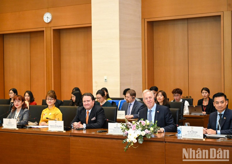 美国-东盟商务理事会(USABC)主席兼首席执行官奥修斯、美国驻越南大使马克纳珀和40多家美国企业家出席会议。 美国-东盟商务理事会(USABC)主席兼首席执行官奥修斯、美国驻越南大使马克纳珀和40多家美国企业家出席会议。