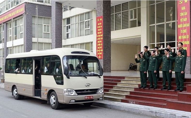 离开前，军医学院领导人向人民军救援力量挥手告别。