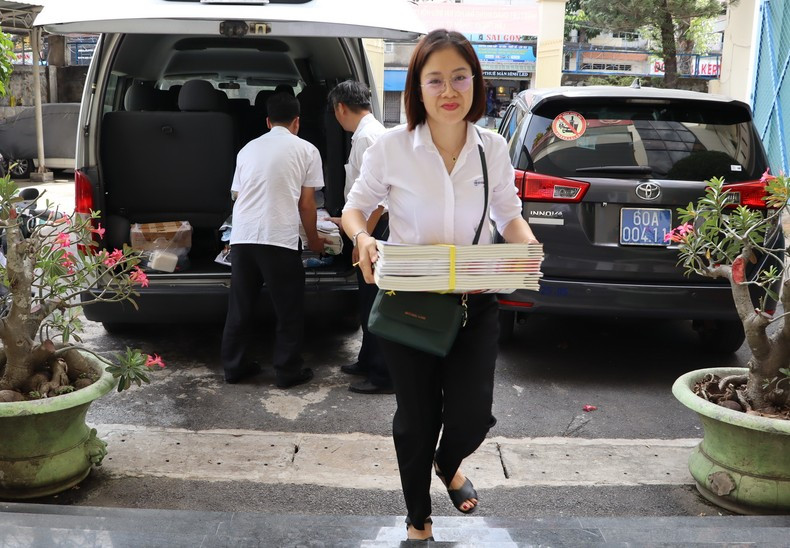 同奈电力责任有限公司人员运送《人民报》春节特刊。 同奈电力责任有限公司人员运送《人民报》春节特刊。