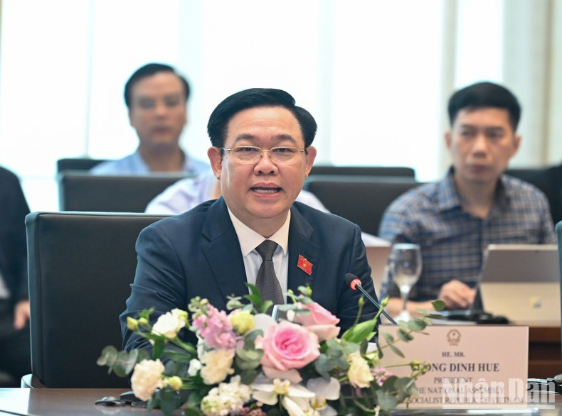 王廷惠主席在会上发表讲话。 王廷惠主席在会上发表讲话。