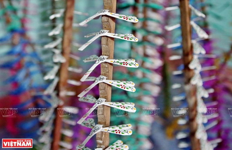 做竹蜻蜓的工序包括削竹皮、晒干,切蜻蜓的翅膀形状、身子、嘴巴等不同部分,把嘴巴卷曲,将翅膀和身子合起来等。 做竹蜻蜓的工序包括削竹皮、晒干,切蜻蜓的翅膀形状、身子、嘴巴等不同部分,把嘴巴卷曲,将翅膀和身子合起来等。