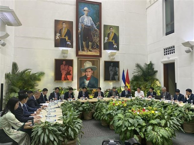 越共高级代表团与外交部长孟卡达·科林德莱斯和若干部门、行业领导举行工作会议。 越共高级代表团与外交部长孟卡达·科林德莱斯和若干部门、行业领导举行工作会议。