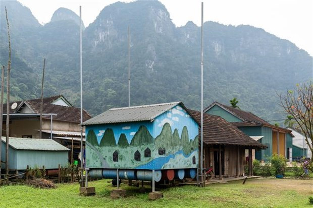 新化的10户居民将防洪浮动房屋改造成独立的民宿,空间宽敞舒适,面积26-40平方米,适合1-3人居住。 新化的10户居民将防洪浮动房屋改造成独立的民宿,空间宽敞舒适,面积26-40平方米,适合1-3人居住。