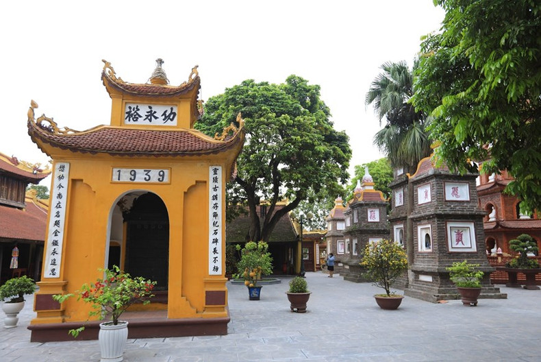 镇国寺的功永塔,中间放着14个石碑。 镇国寺的功永塔,中间放着14个石碑。