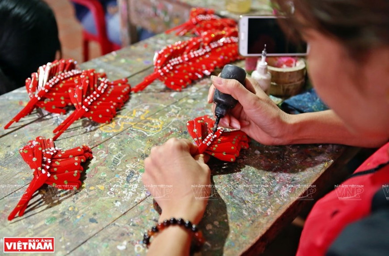 为了做出一只完整,对称的竹蜻蜓,需要工匠们的仔细和耐心制作。 为了做出一只完整,对称的竹蜻蜓,需要工匠们的仔细和耐心制作。