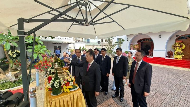 岘港市领导实现浴佛仪式。 岘港市领导实现浴佛仪式。