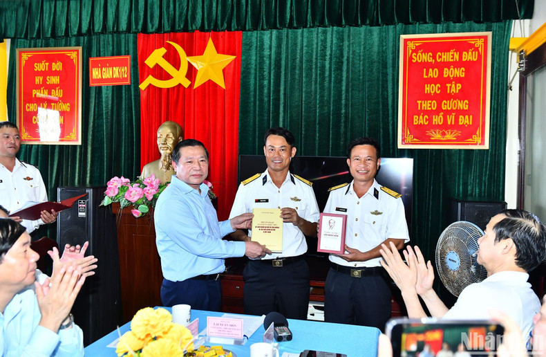 第三号代表团向海军第四区赠送书籍。