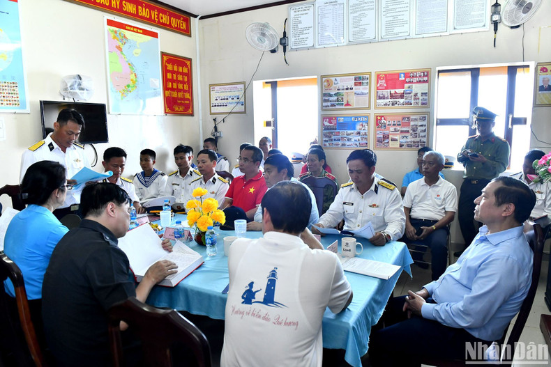 第三号代表团探望并鼓励DK1/12高脚屋干部战士。