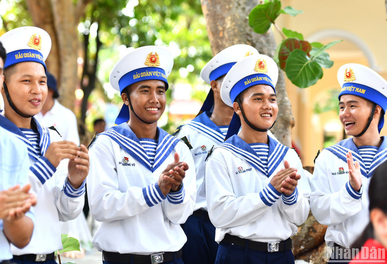 文艺节目给日夜捍卫海洋岛屿主权的战士们带来了快乐和宝贵的精神食粮。