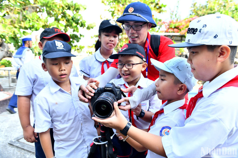 偏远岛屿的小学生首次学习做记者。