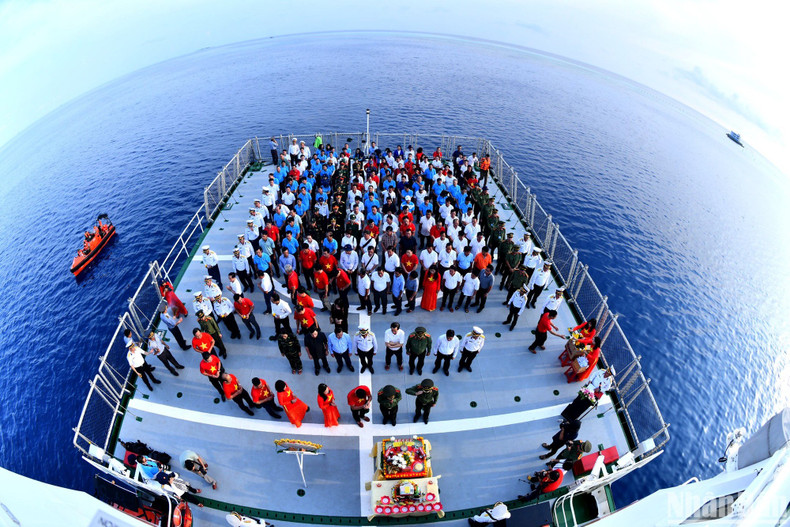 64位为保卫海洋岛屿主权而英勇牺牲的烈士缅怀纪念仪式在鬼鹿角礁、林姑娘礁和带刀礁上举行。